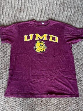 UMD University of Minnesota Duluth Bulldogs tshirt tee M short sleeved shirt